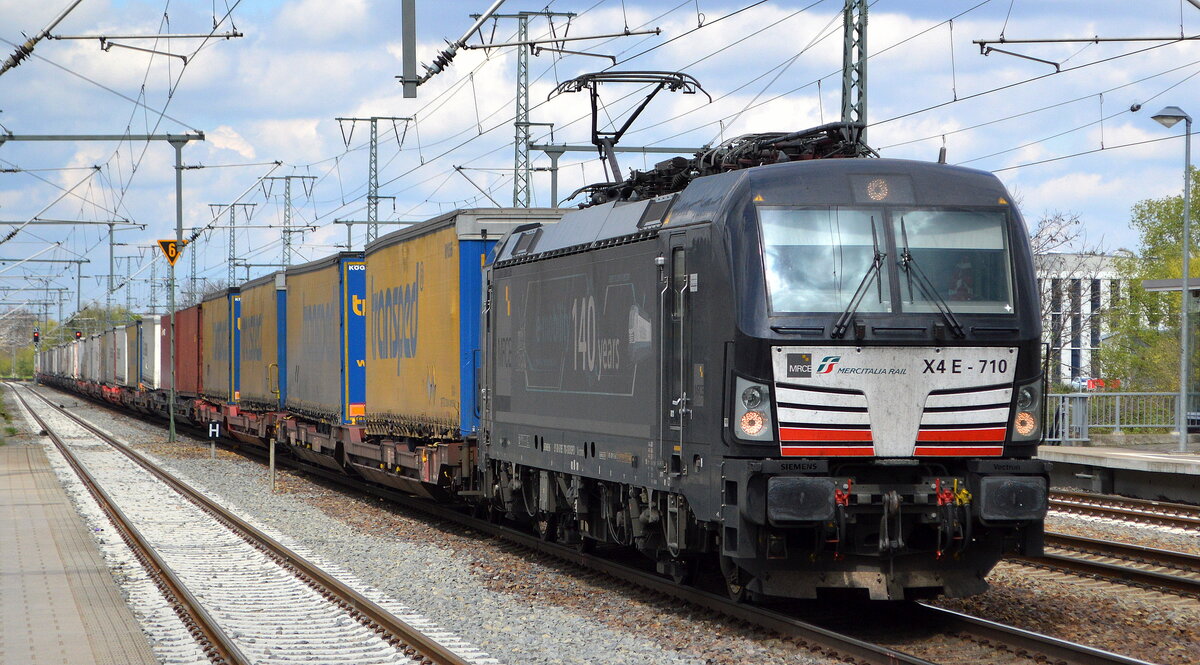DB Cargo AG (D)/ Mercitalia Rail S.r.l., Roma [I] mit der MRCE Vectron  X4 E - 710  [NVR-Nummer: 91 80 6193 710-1 D-DISPO] mit Taschenwagenzug am 06.05.21 Durchfahrt Bf. Golm (Potsdam). 
