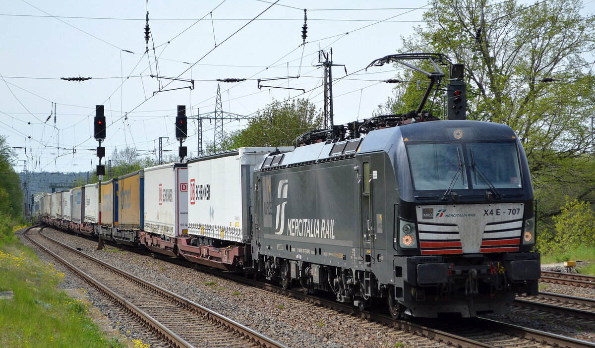 DB Cargo AG [D]/ Mercitalia Rail S.r.l., Roma [I] mit der MRCE Vectron  X4 E - 707  [NVR-Nummer: 91 80 6193 707-7 D-DISPO] und Taschenwagenzug am 11.05.21 Durchfahrt Bf. Saarmund.