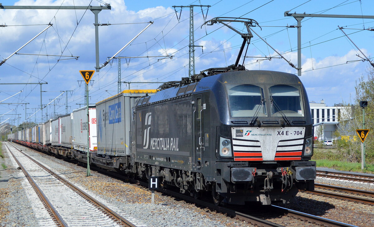 DB Cargo AG [D]/ Mercitalia Rail S.r.l., Roma [I] mit der MRCE Vectron  X4 E - 704  [NVR-Nummer: 91 80 6193 704-4 D-DISPO] und Taschenwagenzug am 05.05.21 Durchfahrt Bf. Golm (Potsdam).