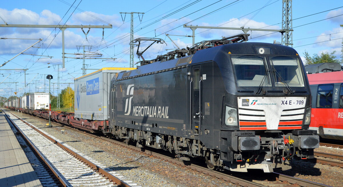 DB Cargo AG [D]/ Mercitalia Rail S.r.l., Roma [I] mit der MRCE Vectron  X4 E - 709  [NVR-Nummer: 91 80 6193 709-3 D-DISPO] und KLV-Zug am 13.10.21 Durchfahrt Bf. Golm (Potsdam).