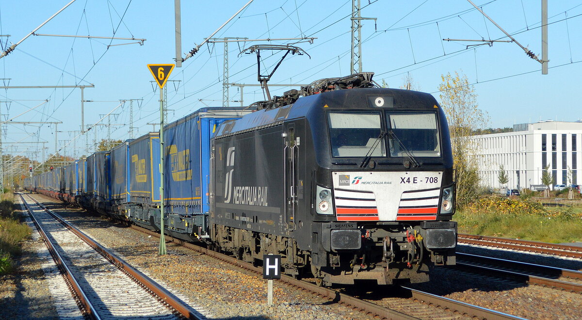 DB Cargo AG [D]/ Mercitalia Rail S.r.l., Roma [I] mit der MRCE Vectron  X4 E - 708  [NVR-Nummer: 91 80 6193 708-5 D-DISPO] und KLV-Zug nach Verona am 28.10.21 Durchfahrt Bf. Golm (Potsdam).