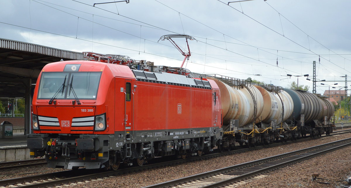 DB Cargo AG [D] mit  193 380  [NVR-Nummer: 91 80 6193 380-3 D-DB] und einigen Kesselwagen am 17.09.19 Durchfahrt Bahnhof Flughafen Berlin Schönefeld. 