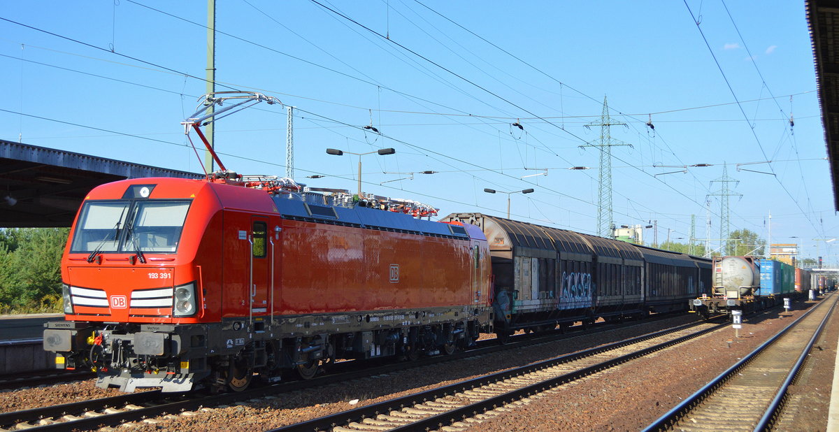 DB Cargo AG [D] mit  193 391  [NVR-Nummer: 91 80 6193 391-0 D-DB] und Ganzzug Schiebewandwagen am 11.09.19 Durchfahrt Bahnhof Flughafen Berlin Schönefeld.