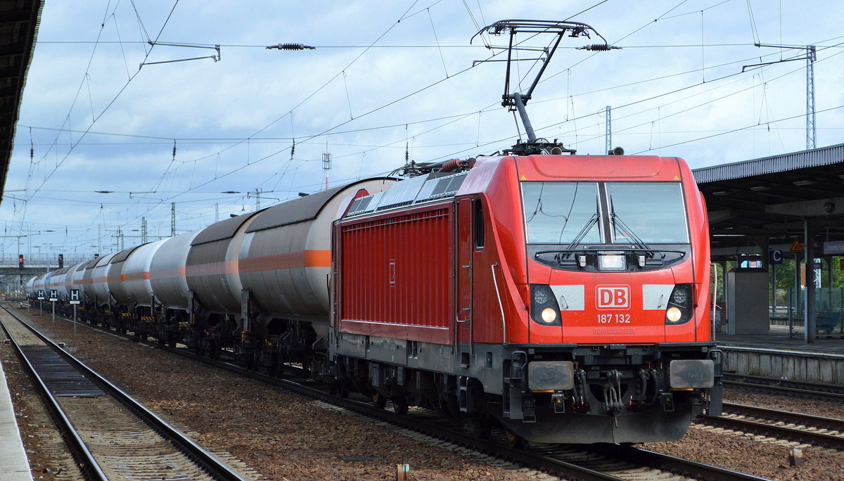 DB Cargo AG [D] mit  187 132  [NVR-Nummer: 91 80 6187 132-6 D-DB] und einem Ganzzug Druckgaskesselwagen mit Kohlenwasserstoffgas-Gemisch am 30.09.19 Durchfahrt Bahnhof Flughafen Berlin Schönefeld. 