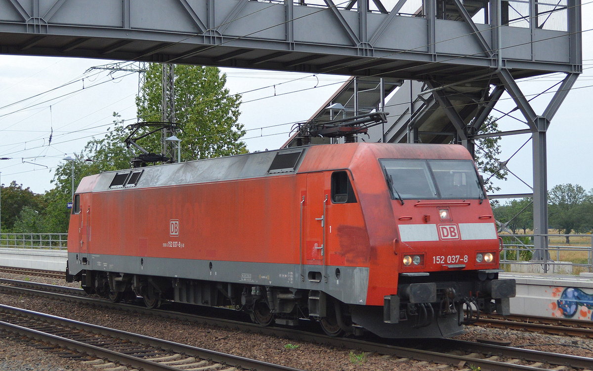 DB Cargo AG [D] mit  152 037-8  [NVR-Nummer: 91 80 6152 037-8 D-DB] am 05.08.19 Durchfahrt Bahnhof Saarmund.