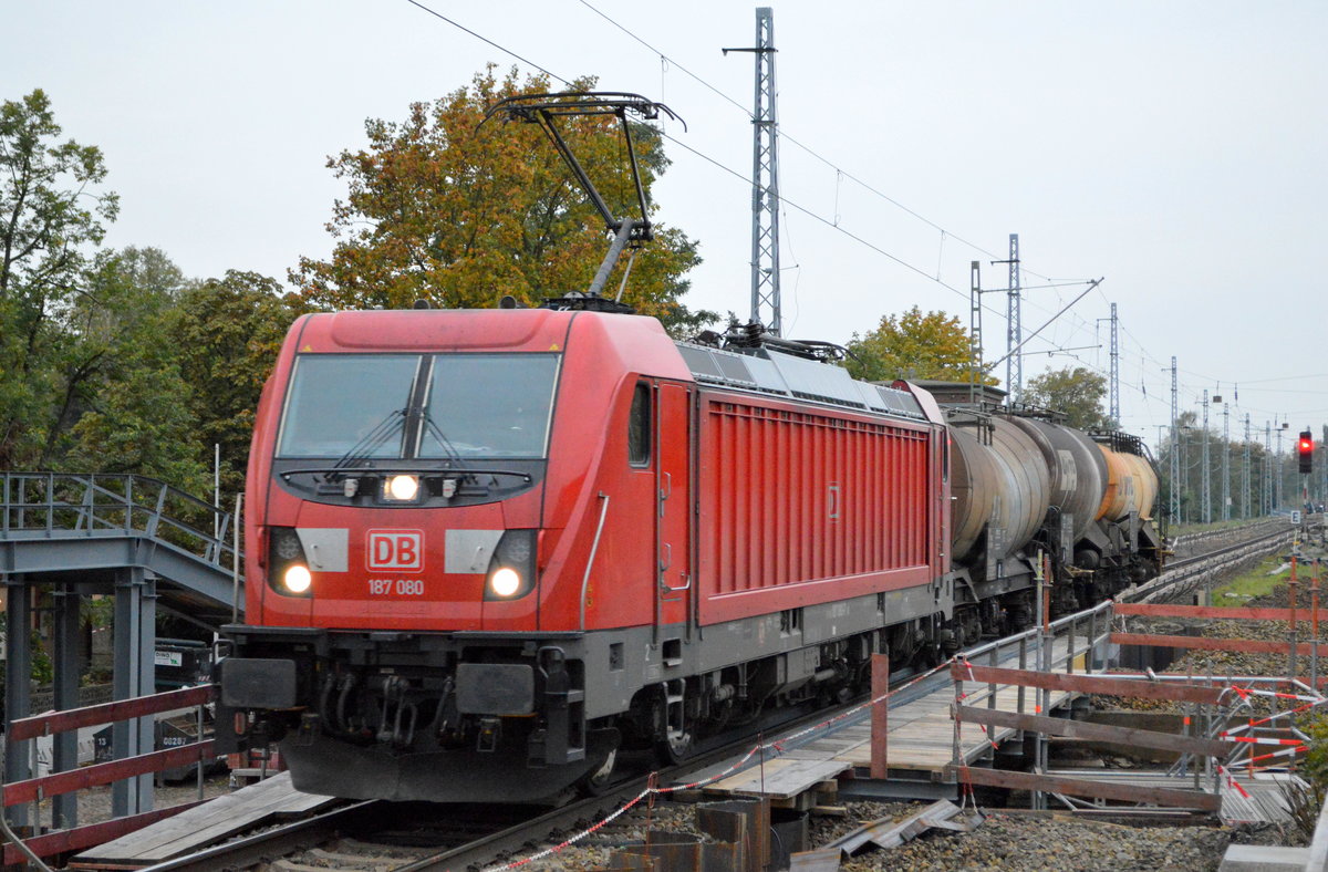 DB Cargo AG [D] mit  187 080  [NVR-Nummer: 91 80 6187 080-7 D-DB] und einigen Knickkesselwagen (Kreideschlamm) Richtung Schwedt am 08.10.19 Behelfsbrücke Berlin Karow.
