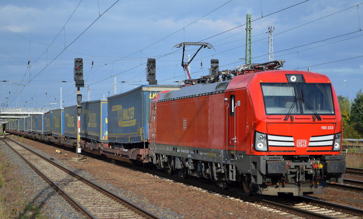 DB Cargo AG [D] mit  193 333  [NVR-Nummer: 91 80 6193 333-2 D-DB] und Taschenwagenzug aus Rostock am 26.09.19 Bahnhof Flughafen Berlin Schönefeld.