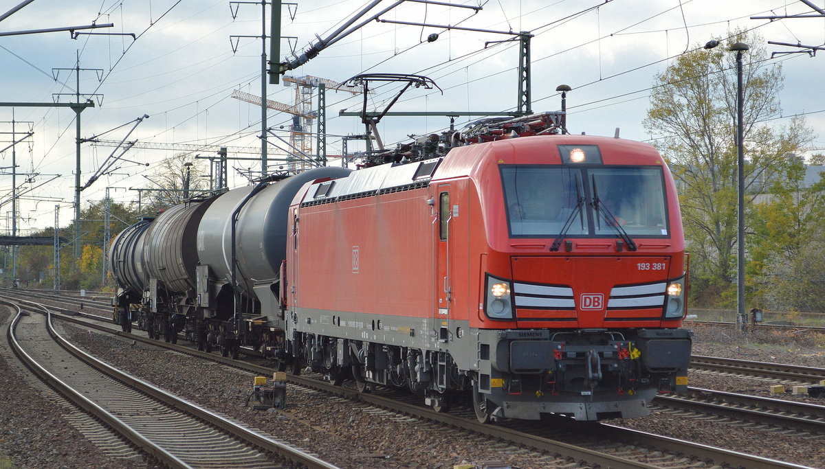 DB Cargo AG [D] mit  193 381  [NVR-Nummer: 91 80 6193 381-1 D-DB] und drei Kesselwagen am 29.10.19 Bf. Flughafen Berlin Schönefeld.