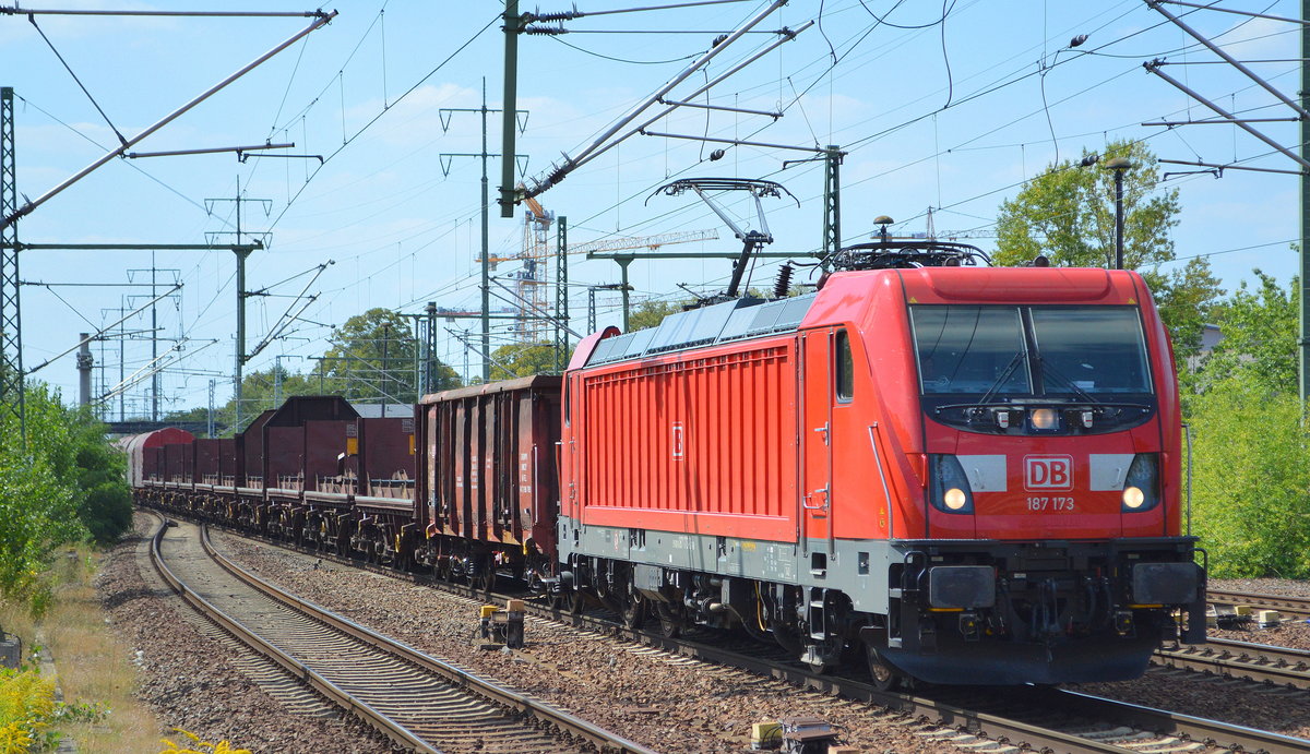 DB Cargo AG [D] mit  187 173  [NVR-Nummer: 91 80 6187 173-0 D-DB] und gemischten Güterzug (Coilzug, leer) Richtung Ziltendorf am 22.08.19 Bf. Flughafen Berlin Schönefeld.