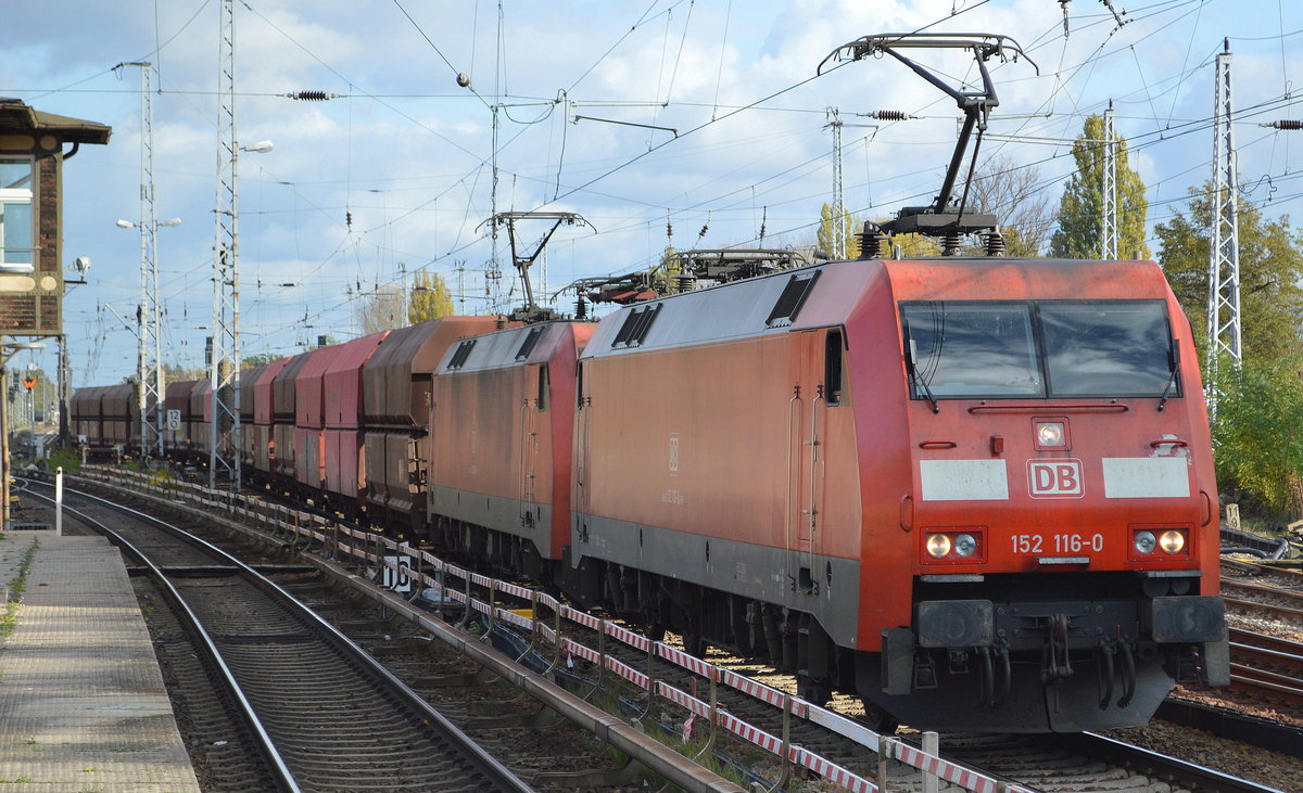 DB Cargo AG [D] mit der Doppeltraktion  152 116-0  [NVR-Nummer: 91 80 6152 116-0 D-DB] +   152 038-6  [NVR-Nummmer: 91 80 6152 038-6 D-DB] mit dem leeren Erzzug aus Ziltendorf Richtung Hamburg (Hansa Port) am 28.10.19 S-Bf. Berlin Köpenick.