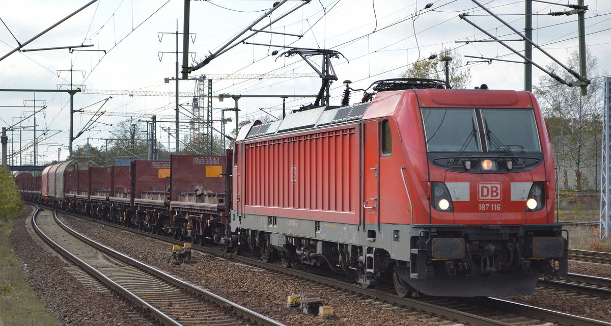 DB Cargo AG [D] mit  187 116  [NVR-Nummer: 91 80 6187 116-9 D-DB] und gemischtem Güterzug (Coilzug, leer) Richtung Ziltendorf am 29.10.19 Bf. Flughafen Berlin Schönefeld.