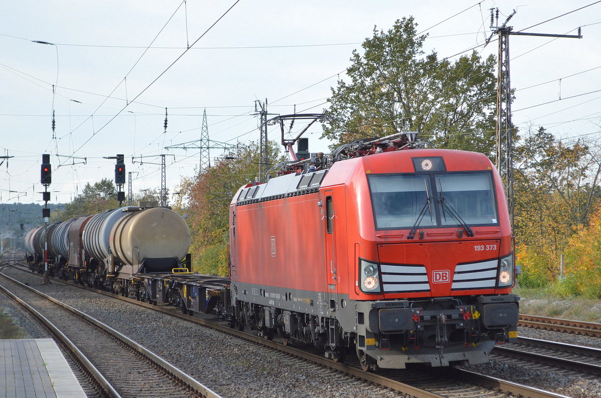 DB Cargo AG [D] mit  193 373  [NVR-Nummer: 91 80 6193 373-8 D-DB]und einigen Güterwagen bei der Durchfahrt Bf. Saarmund.