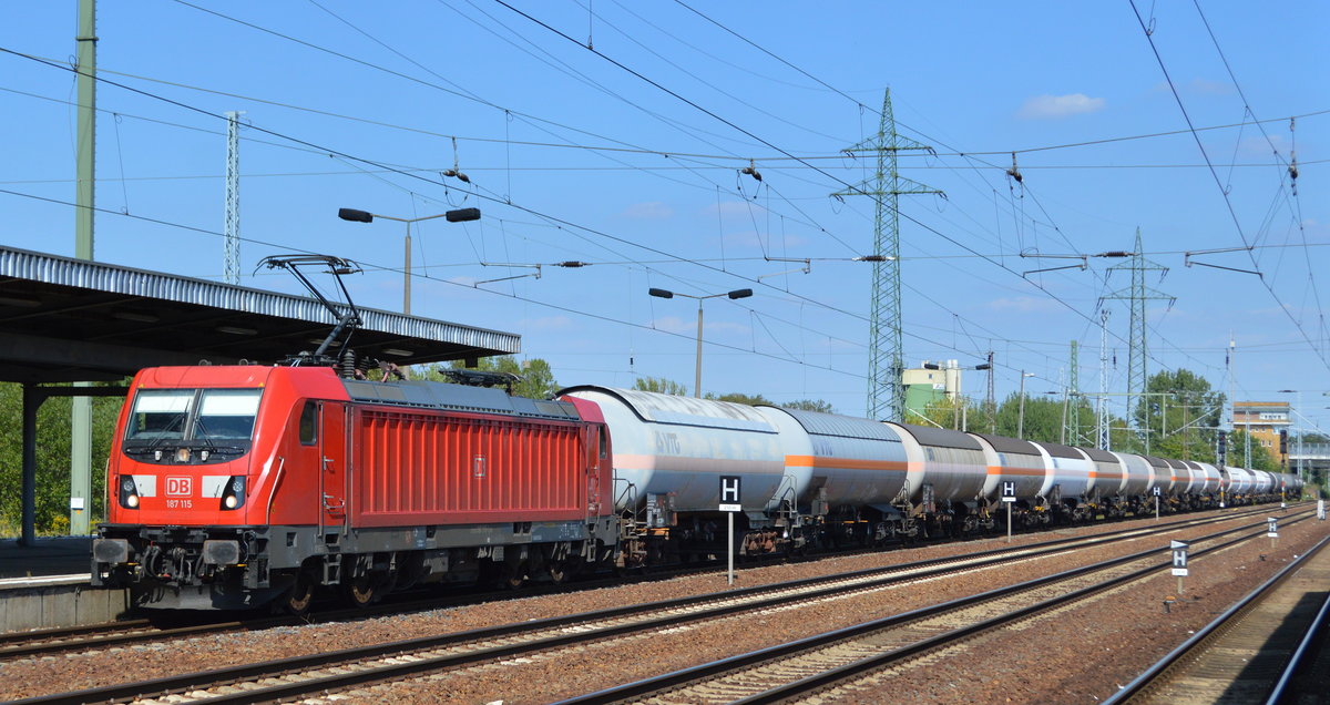 DB Cargo AG [D] mit  187 115  [NVR-Nummer: 91 80 6187 115-1 D-DB] und gemischtem Kesselwagenzug am 22.08.19 Bf. Flughafen Berlin Schönefeld.