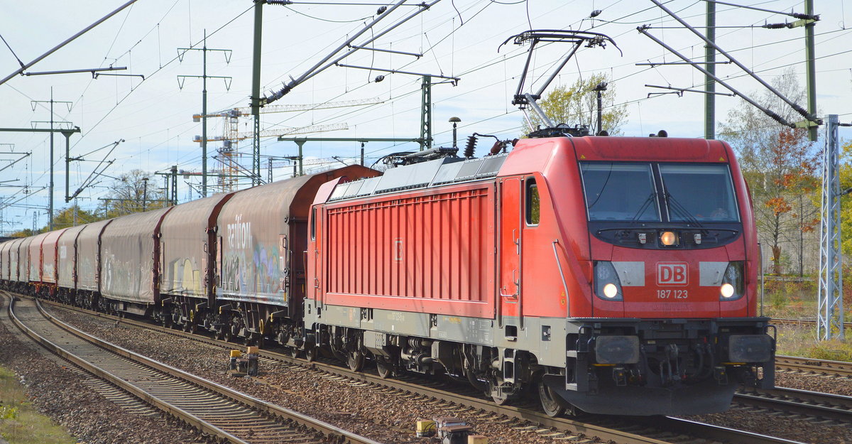 DB Cargo AG [D] mit  187 123  [NVR-Nummer: 91 80 6187 123-5 D-DB] und Coilzug (leer) Richtung Ziltendorf am 18.10.19 Bf. Flughafen Berlin Schönefeld.