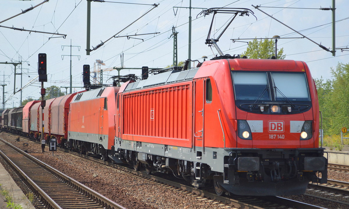 DB Cargo AG [D] mit  187 140  [NVR-Nummer: 91 80 6187 140-9 D-DB] mit  152 114-5  [NVR-Nummer: 91 80 6152 114-5 D-DB] und gemischtem Güterzug am Haken  am 28.08.19 Bf. Flughafen Berlin Schönefeld.