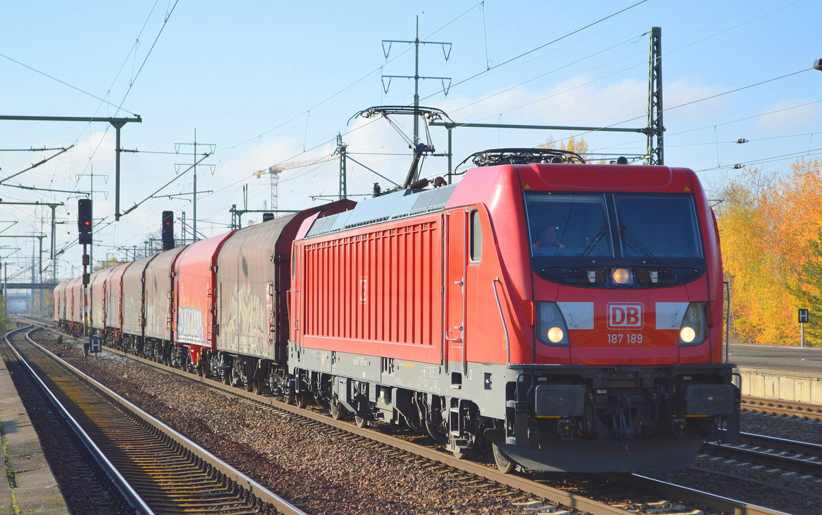 DB Cargo AG [D] mit  187 189  [NVR-Nummer: 91 80 6187 189-6 D-DB] und einigen Drehgestell-Güterwagen mit Schiebeplane für Coil-Transporte (leer) Richtung Ziltendorf am 10.11.19 Bf. Flughafen Berlin Schönefeld. 