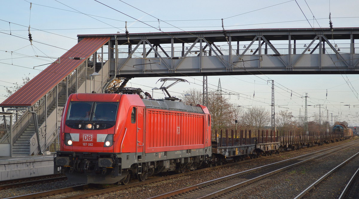 DB Cargo AG [D] mit  187 082  [NVR-Nummer: 91 80 6187 082-3 D-DB] und gemischtem Güterzug Richtung Seddin am 19.11.19 Durchfahrt Bf. Saarmund. 