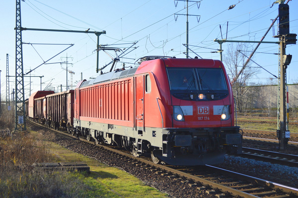 DB Cargo AG [D]  mit  187 174  [NVR-Nummer: 91 80 6187 174-8 D-DB] und gemischtem Güterzug Richtung Ziltendorf am 10.12.19 Bf. Flughafen Berlin Schönefeld.