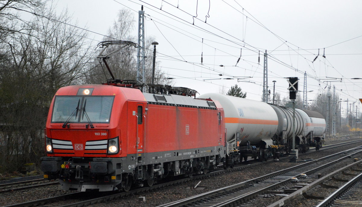 DB Cargo AG [D] mit  193 380  [NVR-Nummer: 91 80 6193 380-3 D-DB] mit drei Kesselwagen am 11.12.19 Berlin Hirschgarten.