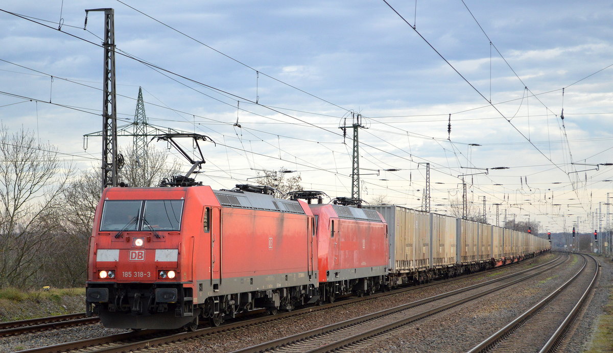 DB Cargo AG [D] mit  185 318-3  [NVR-Nummer: 91 80 6185 318-3 D-DB] +  145 005-5  [NVR-Nummer: 91 80 6145 005-5 D-DB] und Containerzug am Haken mit DB/ Continental AG Containern beladen am 17.12.19 Durchfahrt Bf. Saarmund. 
