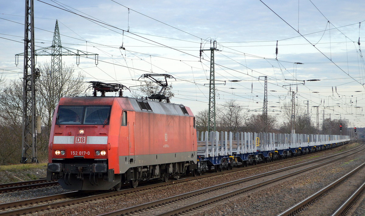 DB Cargo AG [D] mit  152 017-0  [NVR-Nummer: 91 80 6152 017-0 D-DB] und einem Ganzzug VTG Drehgestell-Flachwagen mit Stahl-Brammen beladen am 17.12.19 Bf. Saarmund.