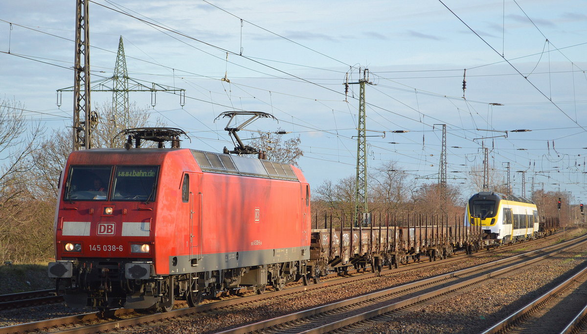 DB Cargo AG [D] mit  145 038-6  [NVR-Nummer: 91 80 6145 038-6 D-DB] mit der Überführung eines Talent 2 Triebzuges der SWEG  8442 685  am 18.12.19 Durchfahrt Bf. Saarmund. 
