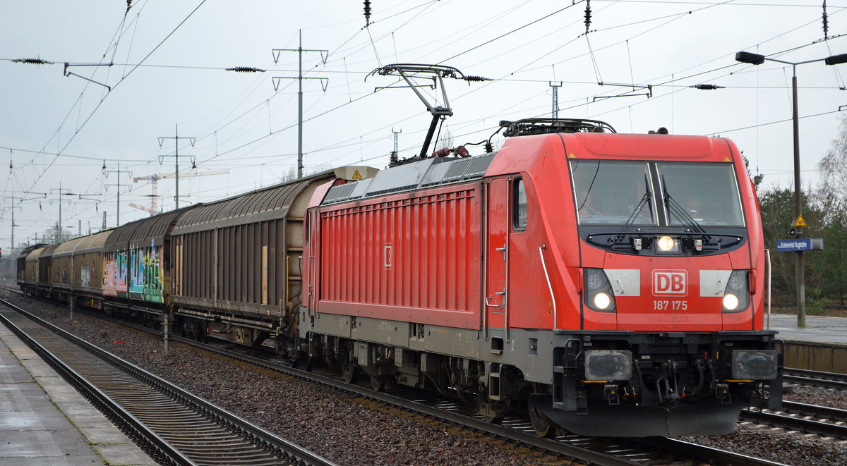 DB Cargo AG [D] mit  187 175  [NVR-Nummer: 91 80 6187 175-5 D-DB] und einigen Schiebewandwagen am 09.01.20 Durchfahrt Bf. Flughafen Berlin Schönefeld. 