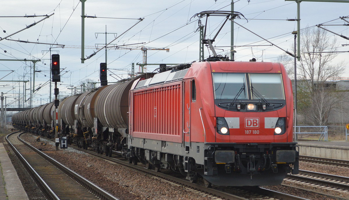 DB Cargo AG [D] mit  187 180  [NVR-Nummer: 91 80 6187 180-5 D-DB] und Kesselwagenzug (für Benzol Transporte) am 14.01.20 Bf. Flughafen Berlin Schönefeld.