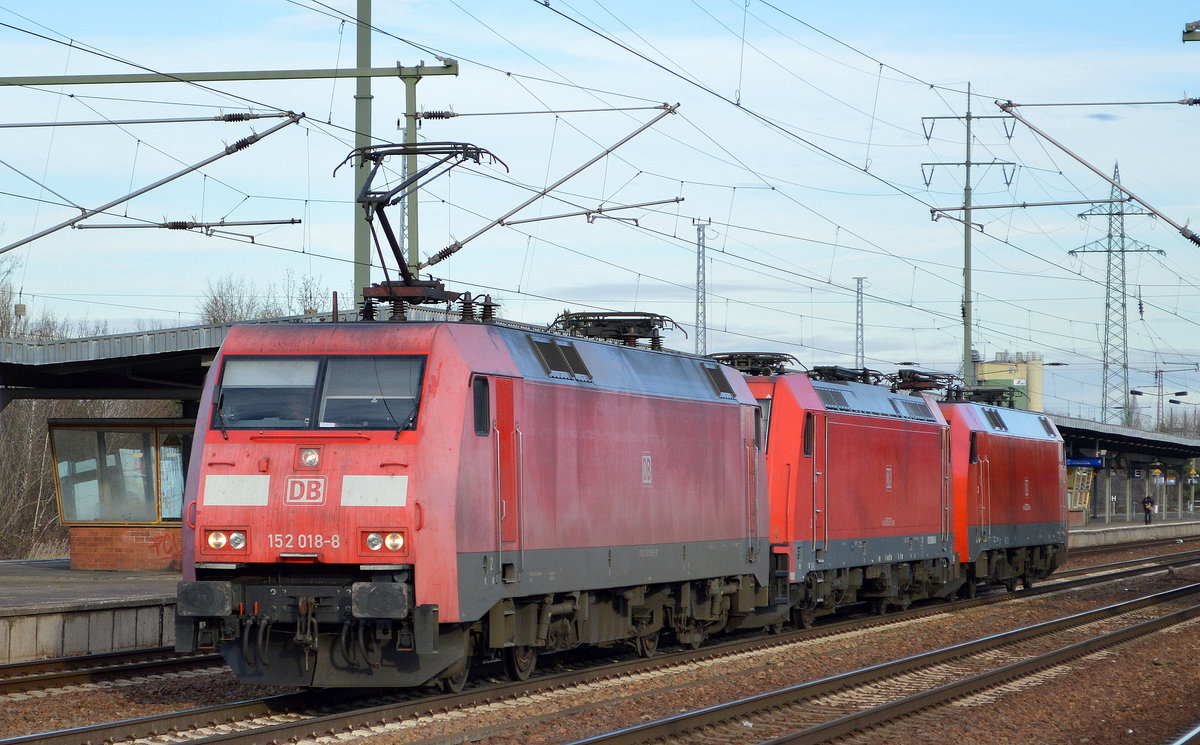 DB Cargo AG [D] mit einem Lokzug, vorne dran  152 018-8  [NVR-Nummer: 91 80 6152 018-8 D-DB] mit  185 297-9  [NVR-Nummer: 91 80 6185 297-9 D-DB] +  152 123-6  [NVR-Nummer: 91 80 6152 123-6 D-DB] am Haken am 15.01.20 Bf. Flughafen Berlin Schönefeld.