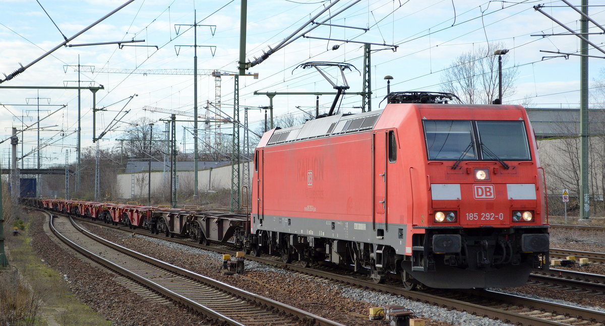 DB Cargo AG [D] mit  185 292-0  [NVR-Nummer: 91 80 6185 292-0 D-DB] und einem fast leeren Containerzug am 15.01.20 Bf. Flughafen Berlin Schönefeld.