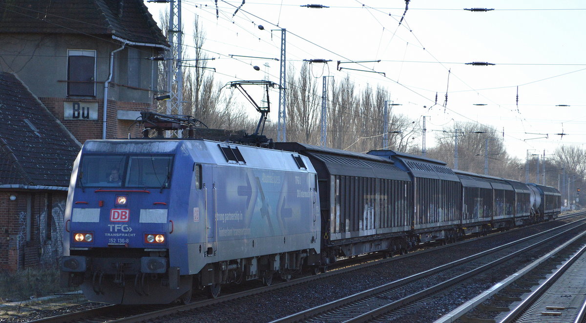 DB Cargo AG [D] mit  152 136-8  [NVR-Nummer: 91 80 6152 136-8 D-DB] und gemischtem Güterzug Richtung Schwedt am 16.01.20 Berlin Buch. 