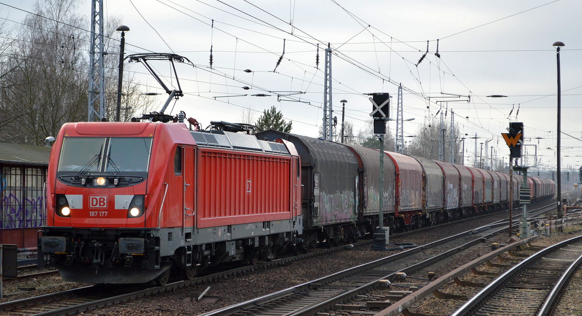DB Cargo AG [D] mit  187 177  [NVR-Nummer: 91 80 6187 177-1 D-DB] und gemischtem Güterzug Richtung Ziltendorf EKO am 19.01.20 Berlin Hirschgarten.