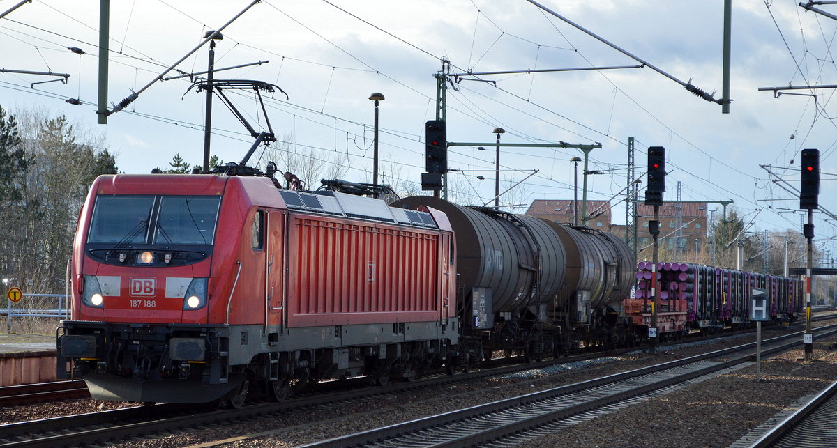 DB Cargo AG [D] mit  187 188  [NVR-Nummer: 91 80 6187 188-8 D-DB] und gemischtem Güterzug am 28.01.20 Bf. Flughafen Berlin Schönefeld.