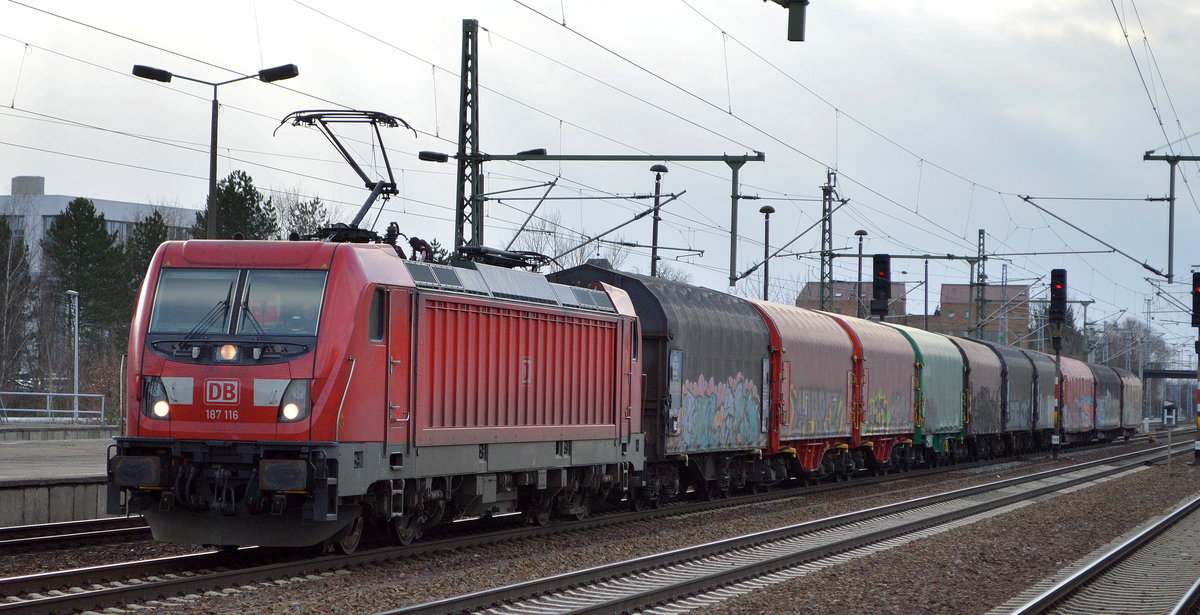 DB Cargo AG [D] mit  187 116  [NVR-Nummer: 91 80 6187 116-9 D-DB] und einigen Coilwagen Richtung Ziltendorf EKO am 29.01.20 Bf. Flughafen Berlin Schönefeld.