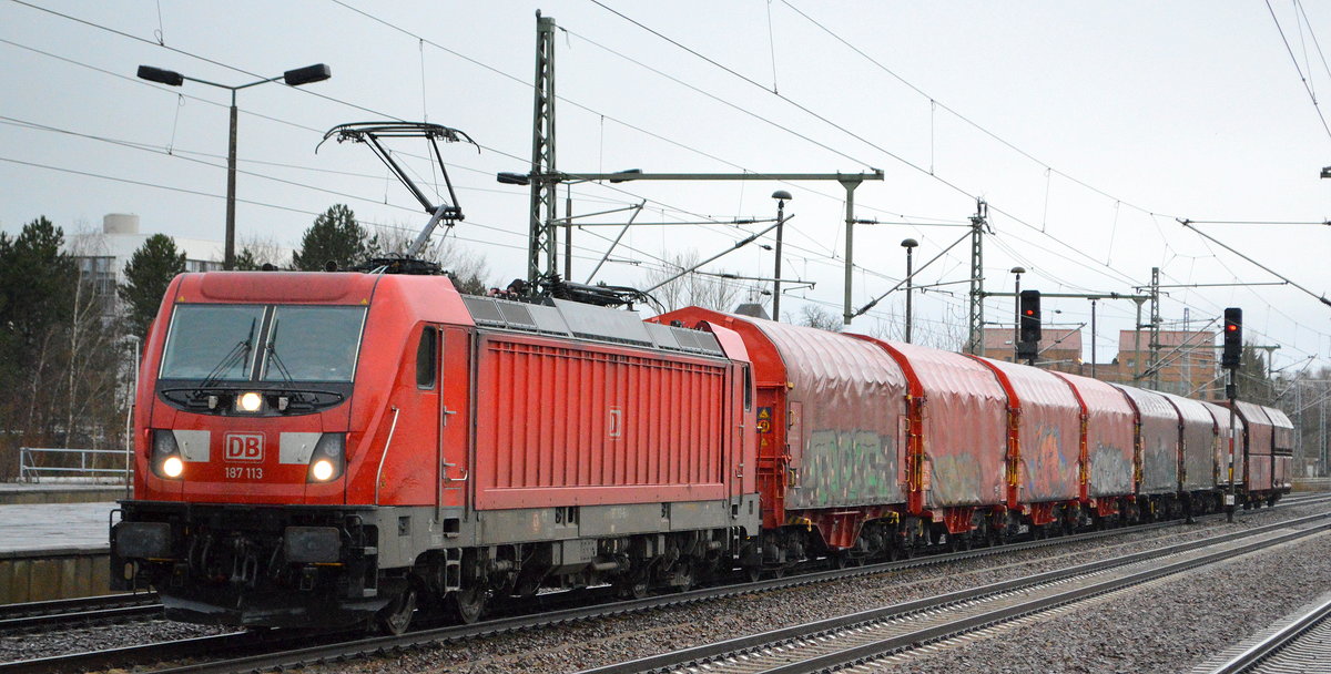 DB Cargo AG [D] mit  187 113  [NVR-Nummer: 91 80 6187 113-6 D-DB] und gemischtem Güterzug Richtung Ziltendorf EKO am 28.01.20 Bf. Flughafen Berlin Schönefeld bei starkem Regen.