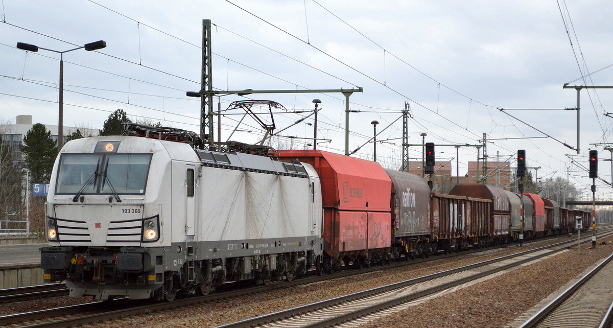 DB Cargo AG [D] mit  193 365  [NVR-Nummer: 91 80 6193 365-4 D-DB] und gemischtem Güterzug am 11.02.20 Bf. Flughafen Berlin Schönefeld. 