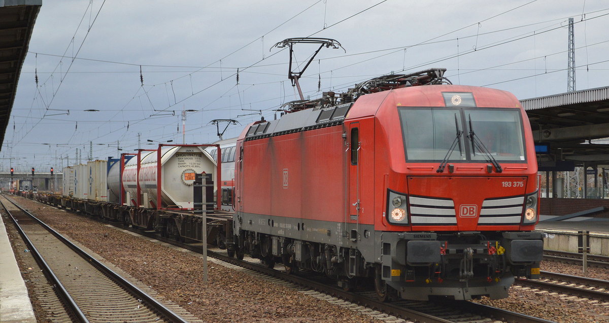 DB Cargo AG [D] mit  193 375  [NVR-Nummer: 91 80 6193 375-3 D-DB] und Containerzug am 11.02.20 Bf. Flughafen Berlin Schönefeld.