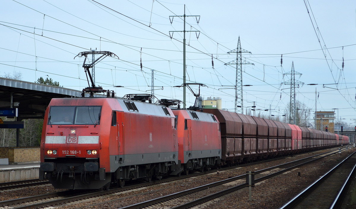 DB Cargo AG [D] mit der Doppeltraktion  152 168-1  [NVR-Nummer: 91 80 6152 168-1 D-DB] +   152 142-6  [NVR-Nummer: 91 80 6152 142-6 D-DB] mit Erzzug (leer) aus Richtung Ziltendorf EKO Richtung Hamburg am 13.02.20 Bf. Flughafen Berlin Schönefeld.