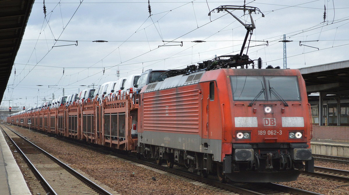DB Cargo AG [D] mit  189 062-3  [NVR-Nummer: 91 80 6189 062-3 D-DB] und PKW-Transportzug am 11.02.20 Bf. Flughafen Berlin Schönefeld.