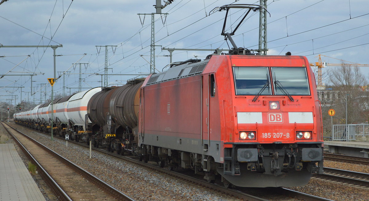 DB Cargo AG [D] mit  185 207-8  [NVR-Nummer: 91 80 6185 207-8 D-DB] und gemischtem Kesselwagenzug am 18.02.20 Durchfahrt Bf. Golm (Potsdam).