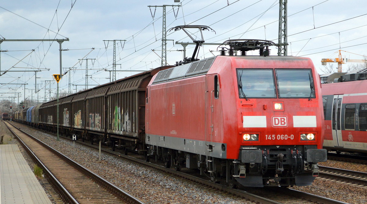 DB Cargo AG [D] mit  145 060-0  [NVR-Nummer: 91 80 6145 060-0 D-DB] und gemischtem Güterzug am 18.02.20  Durchfahrt Bf. Golm (Potsdam).