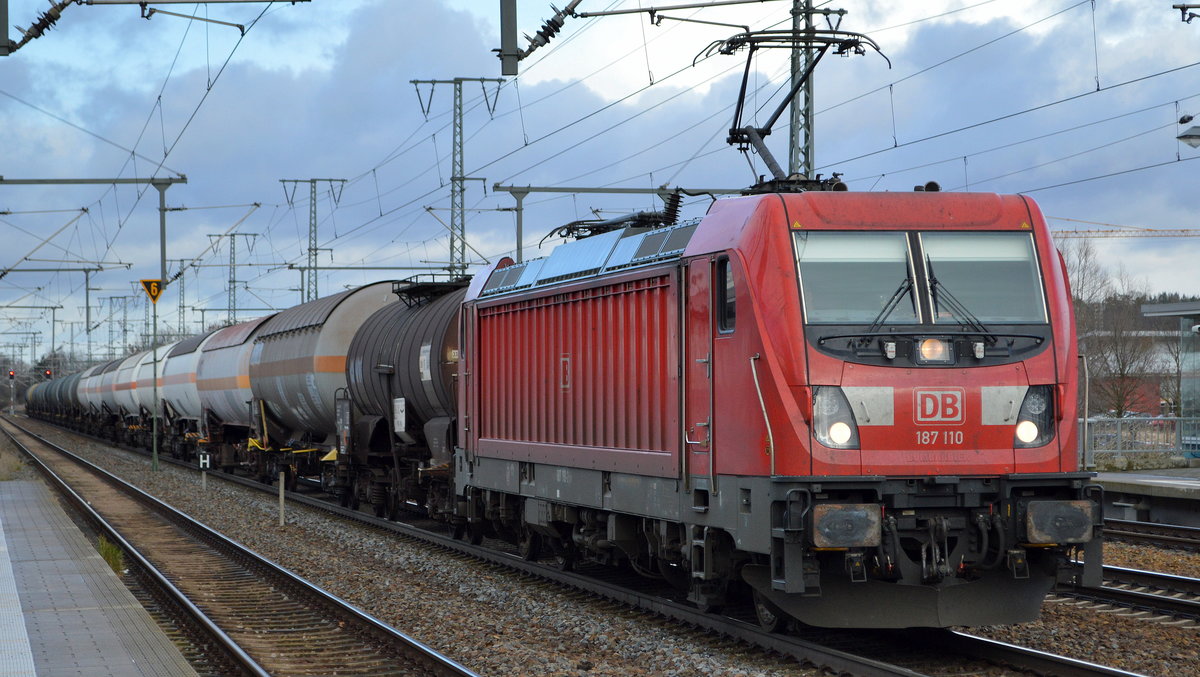 DB Cargo AG [D] mit  187 110  [NVR-Nummer: 91 80 6187 110-2 D-DB] und gemischtem Kesselwagenzug am 19.02.20 Durchfahrt Bf. Golm (Potsdam).