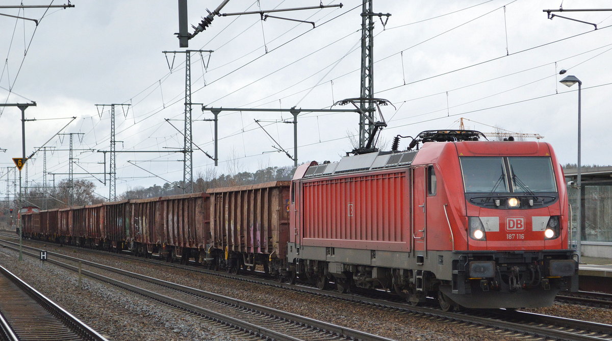 DB Cargo AG [D] mit  187 116  [NVR-Nummer: 91 80 6187 116-9 D-DB] und einem Güterzug offener Drehgestell-Güterwagen + hinten dran  298 328-6  am 19.02.20 Durchfahrt Bf. Golm (Potsdam).