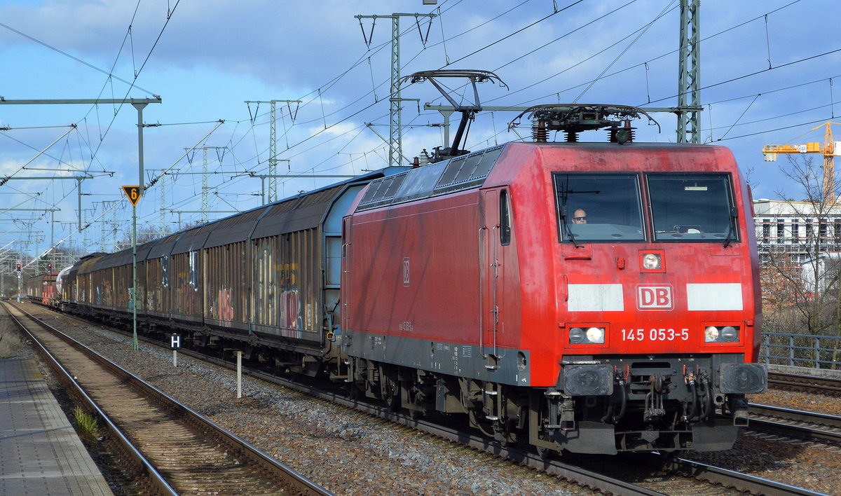 DB Cargo AG [D] mit  145 053-5  [NVR-Nummer: 91 80 6145 053-5 D-DB] und gemischtem Güterzug am 19.02.20  Durchfahrt Bf. Golm (Potsdam).