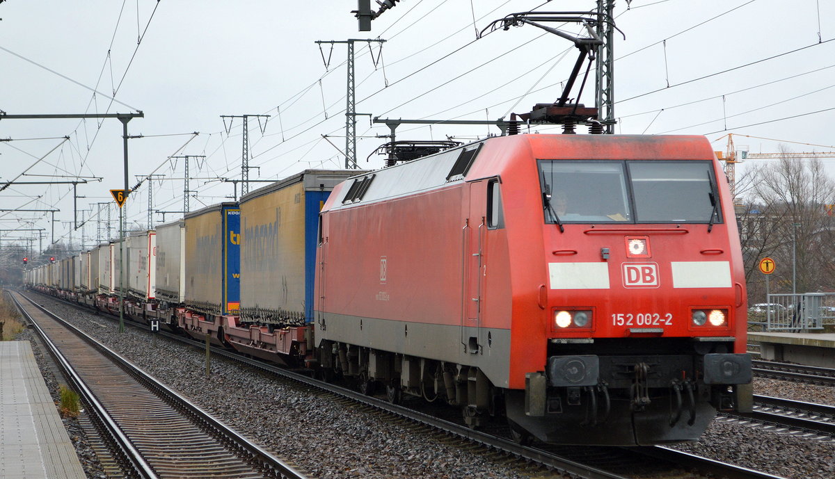DB Cargo AG [D] mit  152 002-2  [NVR-Nummer: 91 80 6152 002-2 D-DB] und Taschenwagenzug am 20.02.20 Durchfahrt Bf. Golm (Potsdam).