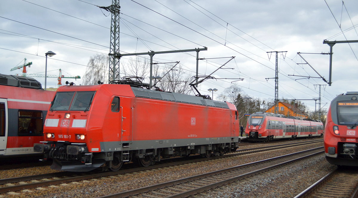 DB Cargo AG [D] mit  185 161-7  [NVR-Nummer: 91 80 6185 161-7 D-DB] am 18.02.20 Durchfahrt Bf. Golm (Potsdam).