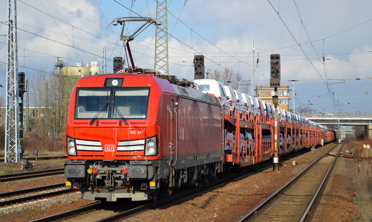 DB Cargo AG [D] mit  193 391  [NVR-Nummer: 91 80 6193 391-0 D-DB] und PKW Transportzug am 04.03.20 Bf. Flughafen Berlin Schönefeld.