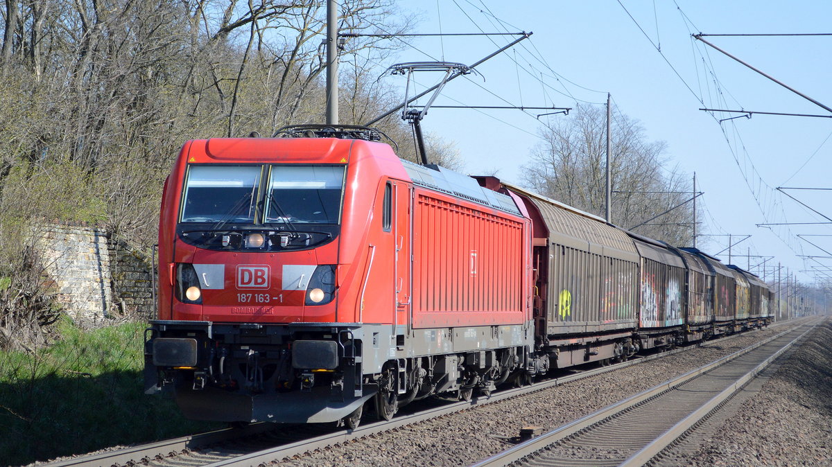 DB Cargo AG [D] mit  187 163  [NVR-Nummer: 91 80 6187 163-1 D-DB] und einigen Schiebewandwagen am 25.03.20 Bf. Wellen (Magdeburg). 