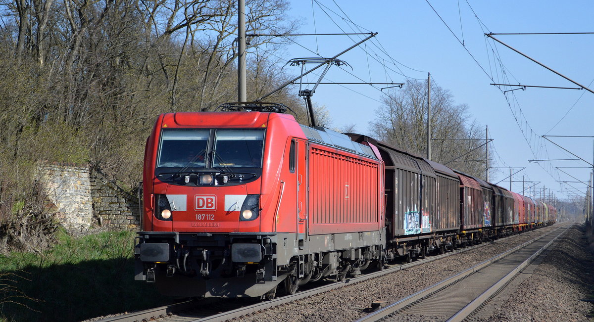 DB Cargo AG [D] mit  187 112  [NVR-Nummer: 91 80 6187 112-8 D-DB] und gemischtem Güterzug am 25.03.20 Bf. Wellen (Magdeburg).