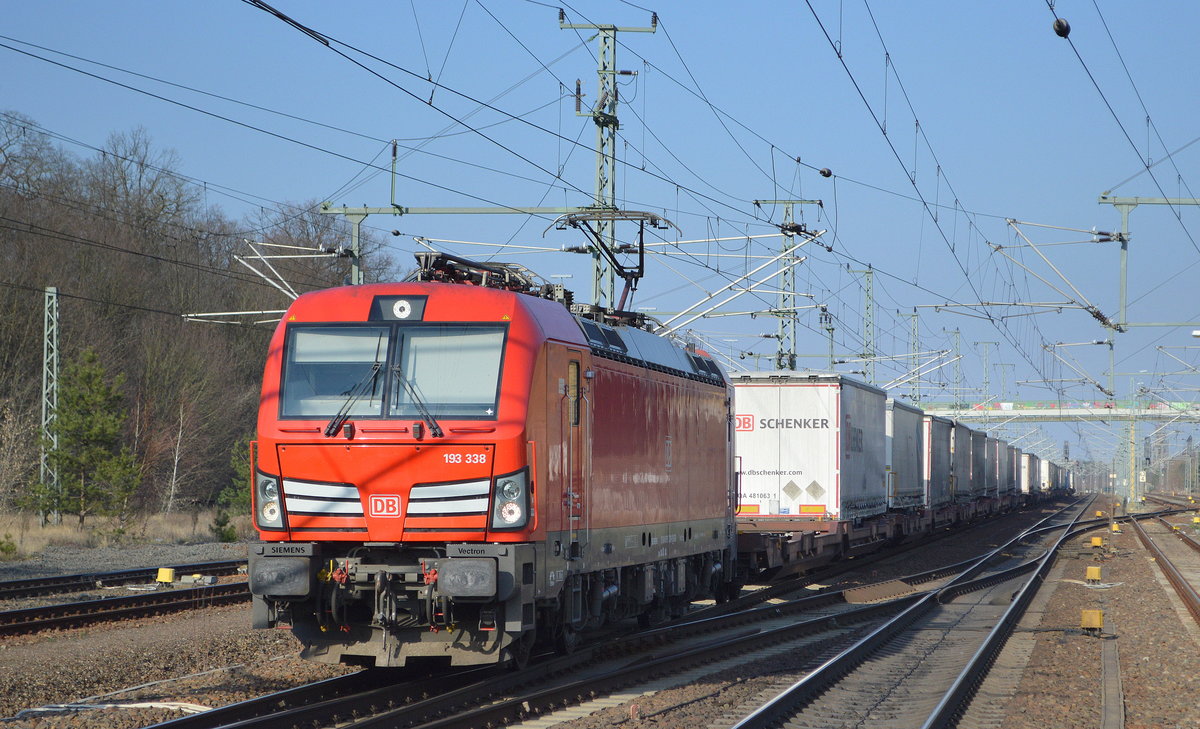 DB Cargo AG [D] mit  193 338  [NVR-Nummer: 91 80 6193 338-1 D-DB] und Taschenwagenzug am 27.03.20 Bf. Jüterbog.